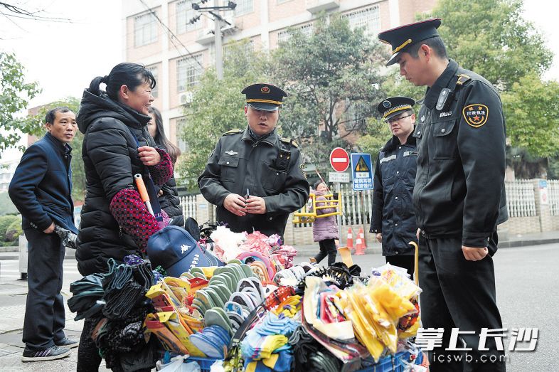 昨日，芙蓉区城管大队马王堆中队对辖区内流动摊贩进行劝离。