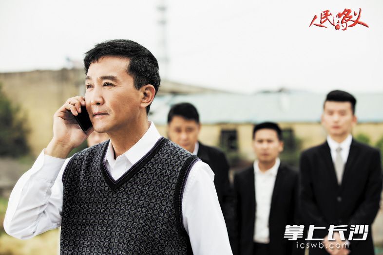 吴刚(左)：“听说我的后援会鼓励我：&lsquo;达康书记别流泪，祁同伟会笑。&rsquo;看来你们看了长沙晚报小说连载的都知道反派是谁了。”(设计台词)