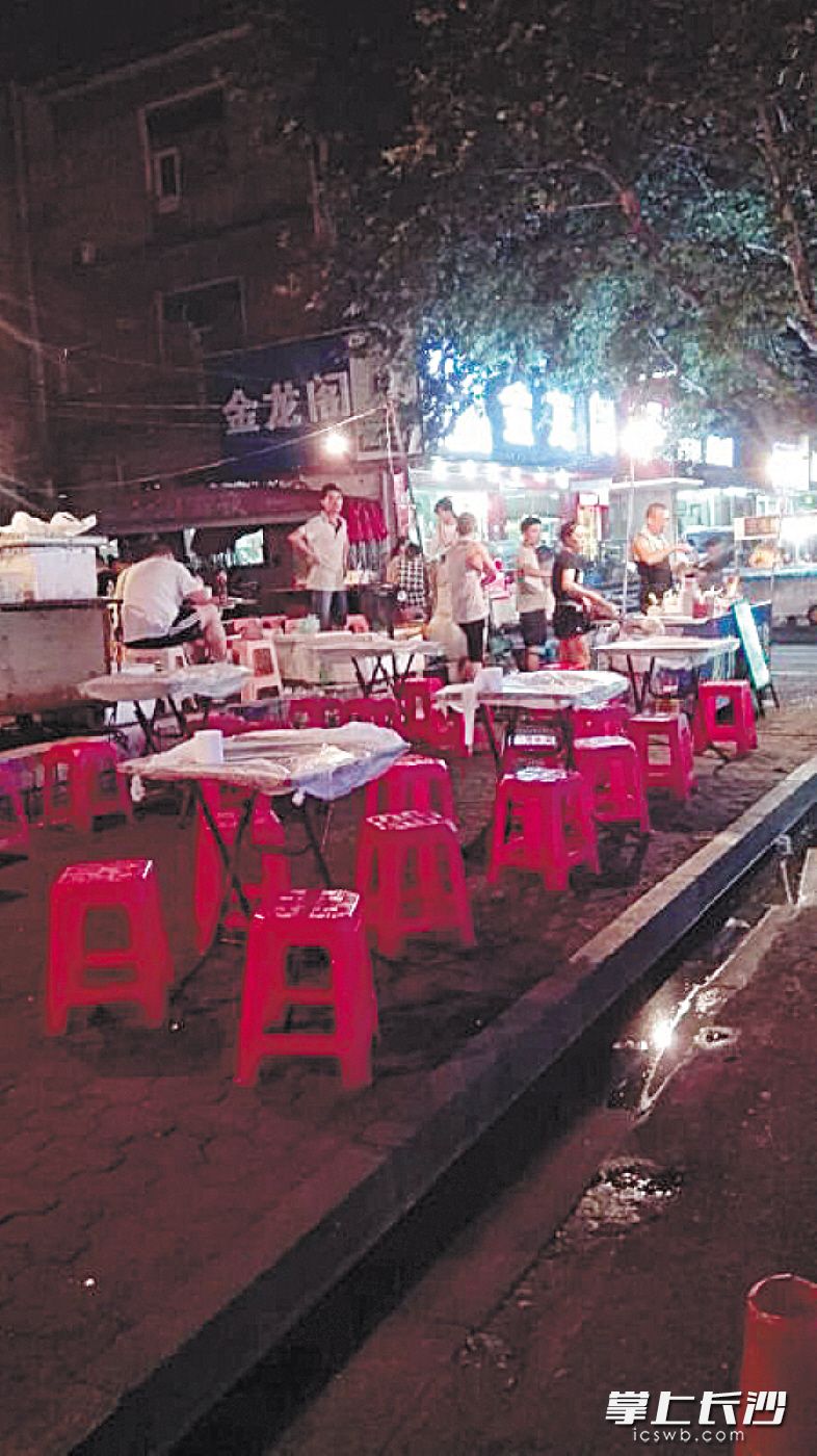 整治后的望月湖街道月宫街夜市道路两边干净整洁。