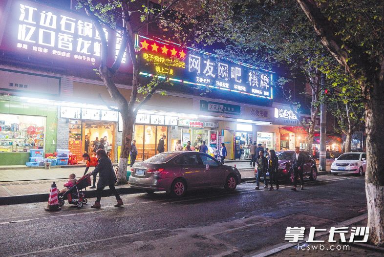 整治后的望月湖街道月宫街夜市道路两边干净整洁。