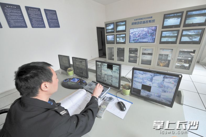 芙蓉区内，数千个电子摄像头紧盯主次干道、治安复杂地段、发案重点地区，监控室内点击屏幕，就能查看任何一个摄像头的实时监控画面。