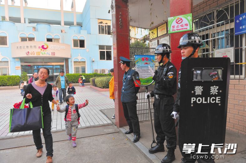 ↑芙蓉区内，由民警辅警组成的护校队，成为呵护孩子成长的中坚力量。