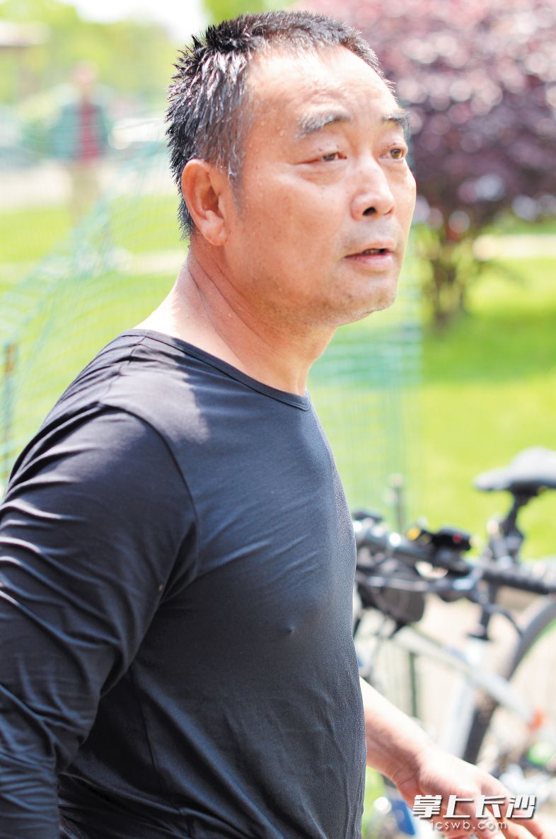 4月30日，邓湘洲救出两名溺水者上岸后，全身湿透，他默默离开了现场，被同行游客拍到。　　长沙晚报通讯员 谢湘吉 摄