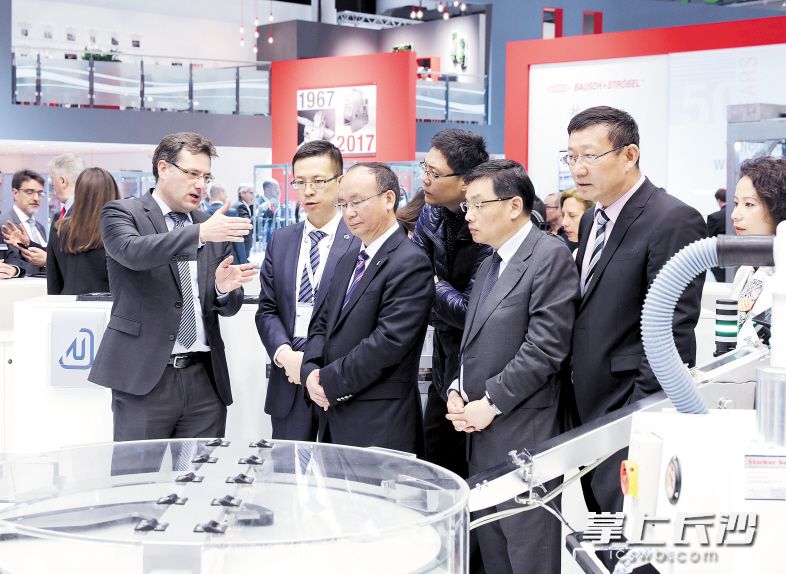 楚天科技董事长兼总裁唐岳（左三）在杜塞尔多夫国际包装展上参观。长沙晚报通讯员 杨赟 摄