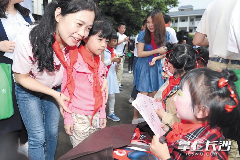 15日，长沙的爱心人士来到湘西龙山，将资助款和精心准备的小礼物亲手送给爱心结对的龙山孩子。 长沙晚报记者 黄启晴 摄