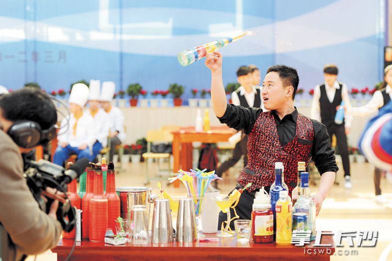 技能大赛上，中职选手精彩的技能表演。