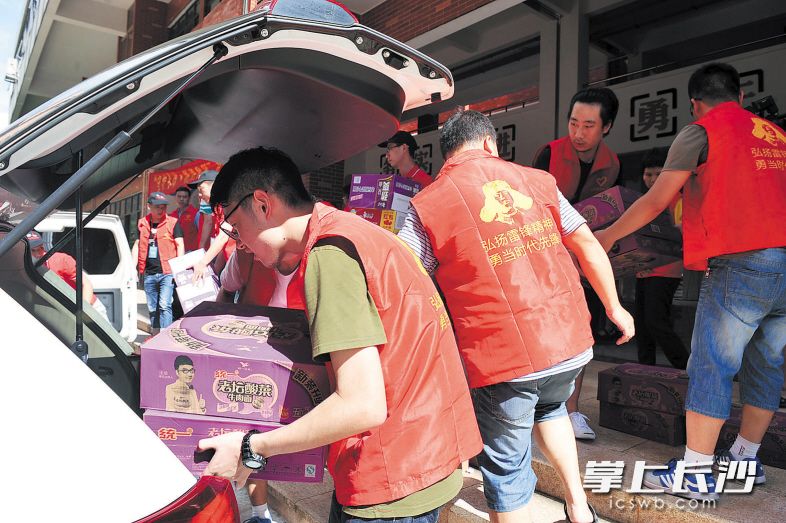 7月6日下午3时，“守护长沙 抗洪救灾”青年志愿者行动启动，志愿者将第一批价值30万元的物资送到宁乡资福镇。 长沙晚报记者 小刘军 摄