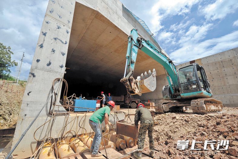60多名工人要将两个近万吨的框架桥，以每天1.5米的速度向前顶进穿越京港澳高速。长沙晚报记者 王志伟 摄