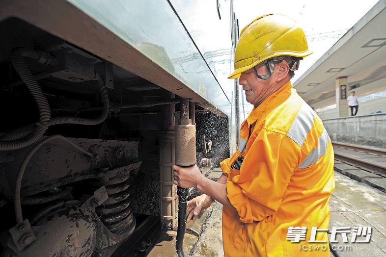 刘建军正在给列车注水。长沙晚报记者 王志伟 摄