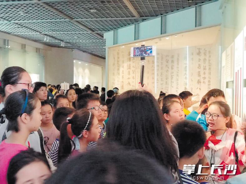 在长沙简牍博物馆，志愿者“小讲解员”也能讲述走马楼简牍中的长沙地名故事。　　均为长沙简牍博物馆供图