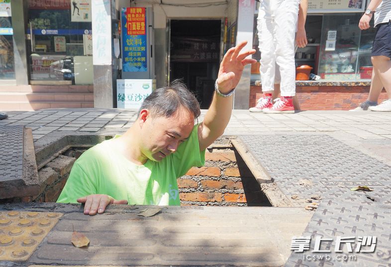 抄表员从表井里爬上来的时候，工作服几乎湿透了。