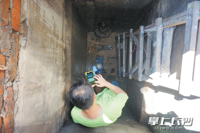 闷热潮湿的地下，不一会儿功夫抄表员已满头大汗。