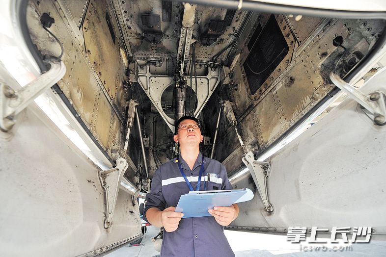 张军绕行飞机的路线、每一步站的位置,都按放行检查单程序化执行。