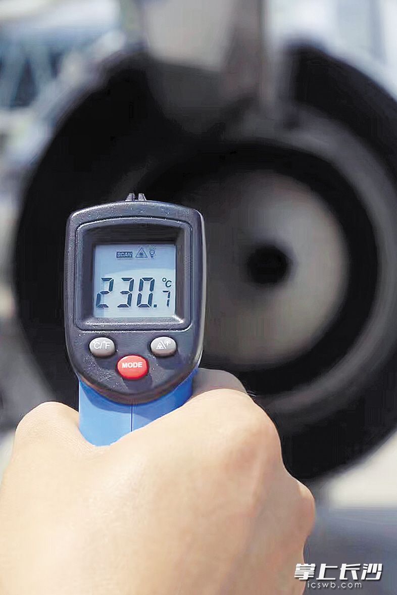 飞机尾喷处的最高温度可达230℃。