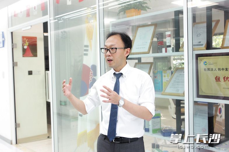 池修荣希望韩中友好交流协会能更多推动长沙与韩国的多方交流。长沙晚报记者 洪虹 实习生 余佳欣 摄影报道