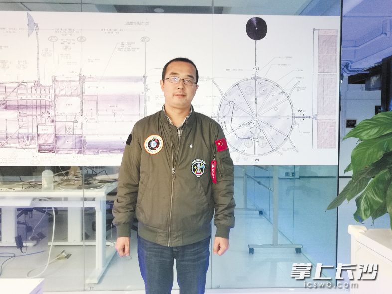任维佳经常给前来参观的中学生讲解航天知识，背景板上是哈勃望远镜图。 长沙晚报记者 王斌 摄