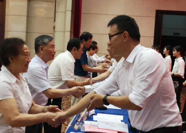 116名律师获颁律师执业30年荣誉奖。长沙晚报全媒体记者 谢春年 摄