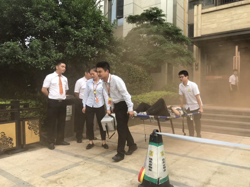 佳兆业云顶梅溪湖物业公司安保人员疏散高层“被困”人员。均为通讯员 柏玉娥 供图