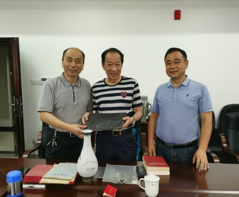 来自芙蓉区东屯渡街道嘉雨社区的党员刘士明向长沙党史馆捐赠14件红色藏品。 受访者供图