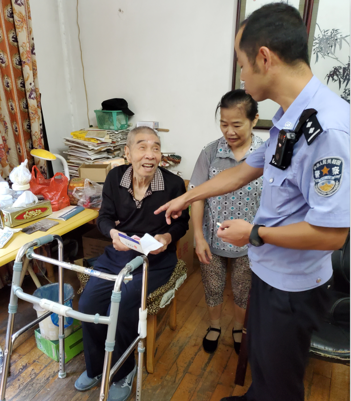 拿回钱和存折后，李爹爹露出了笑容。民警供图