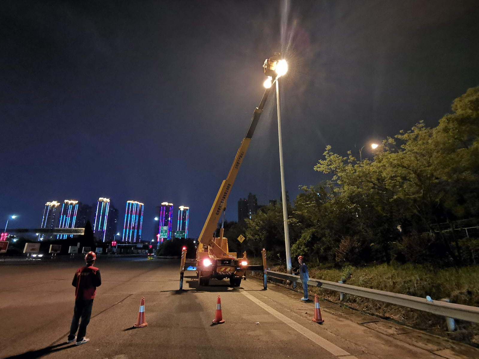 国网长沙路灯管理所“电雷锋”默默坚守在中非经贸论坛保电保供的一线。 