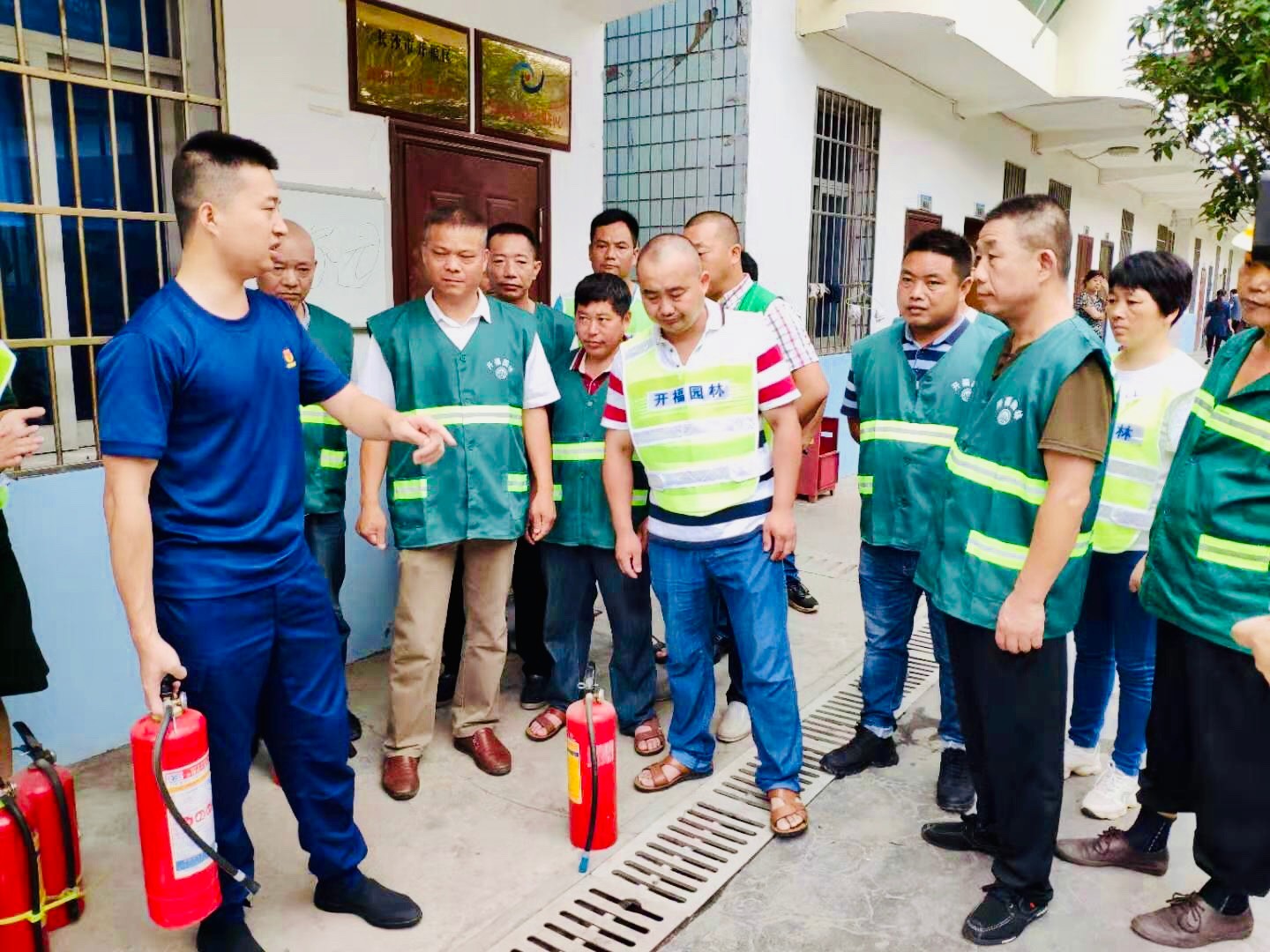 消防官兵教园林工人掌握消防器材使用和紧急疏散要领。 长沙晚报全媒体记者 李卓 摄