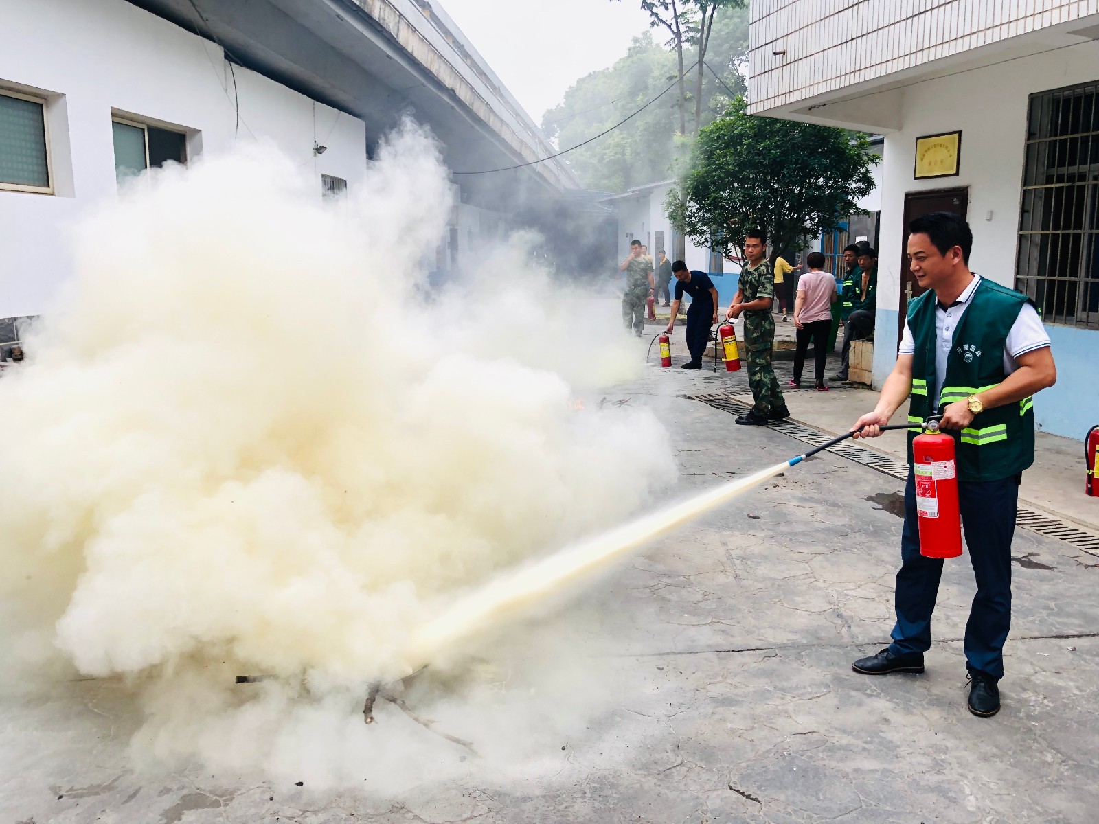园林“绿衫侠”熟练使用器材灭火有一手。 长沙晚报全媒体记者 李卓 摄