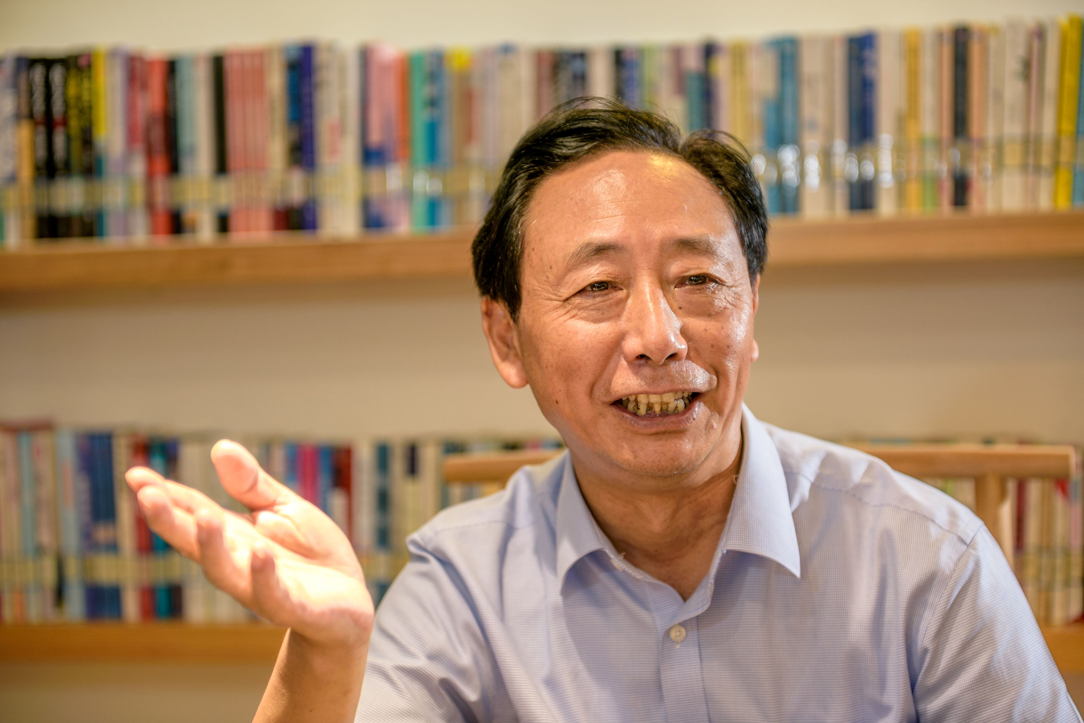 蔡力强接受记者采访，侃侃而谈。