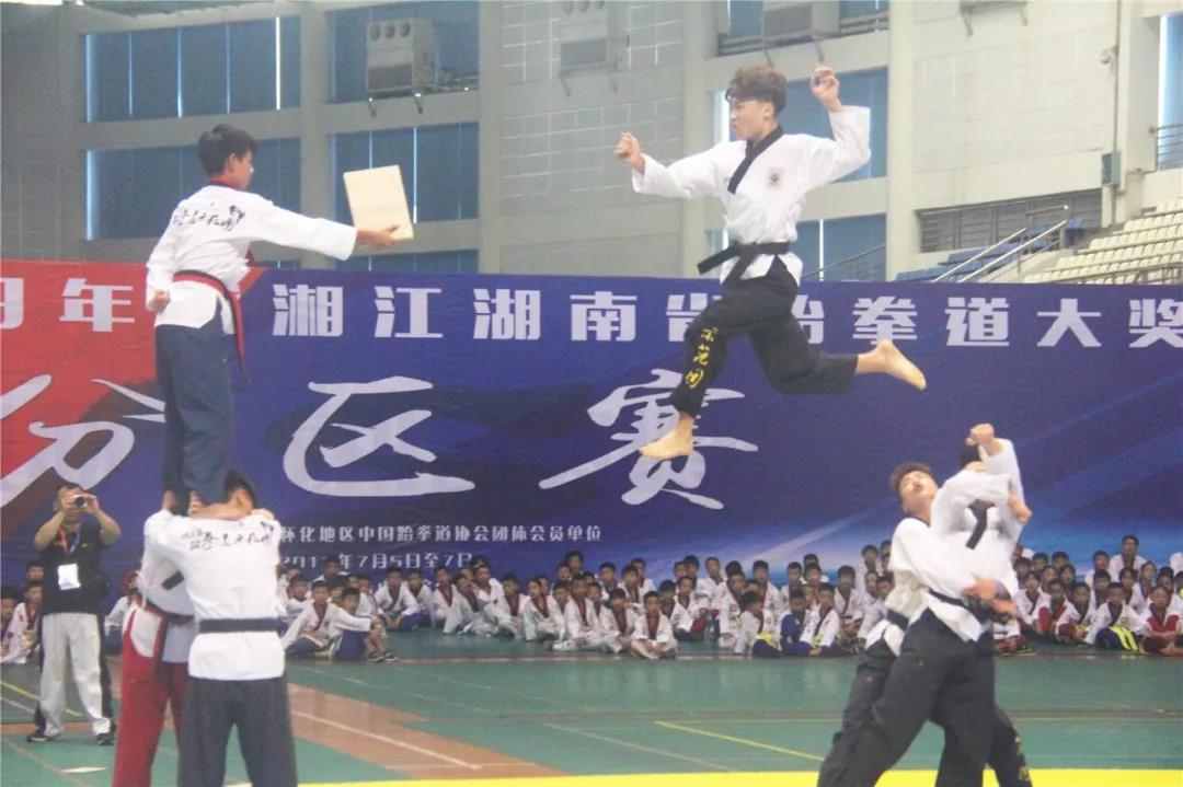开幕式上，跆拳道少年进行精彩表演。主办方提供