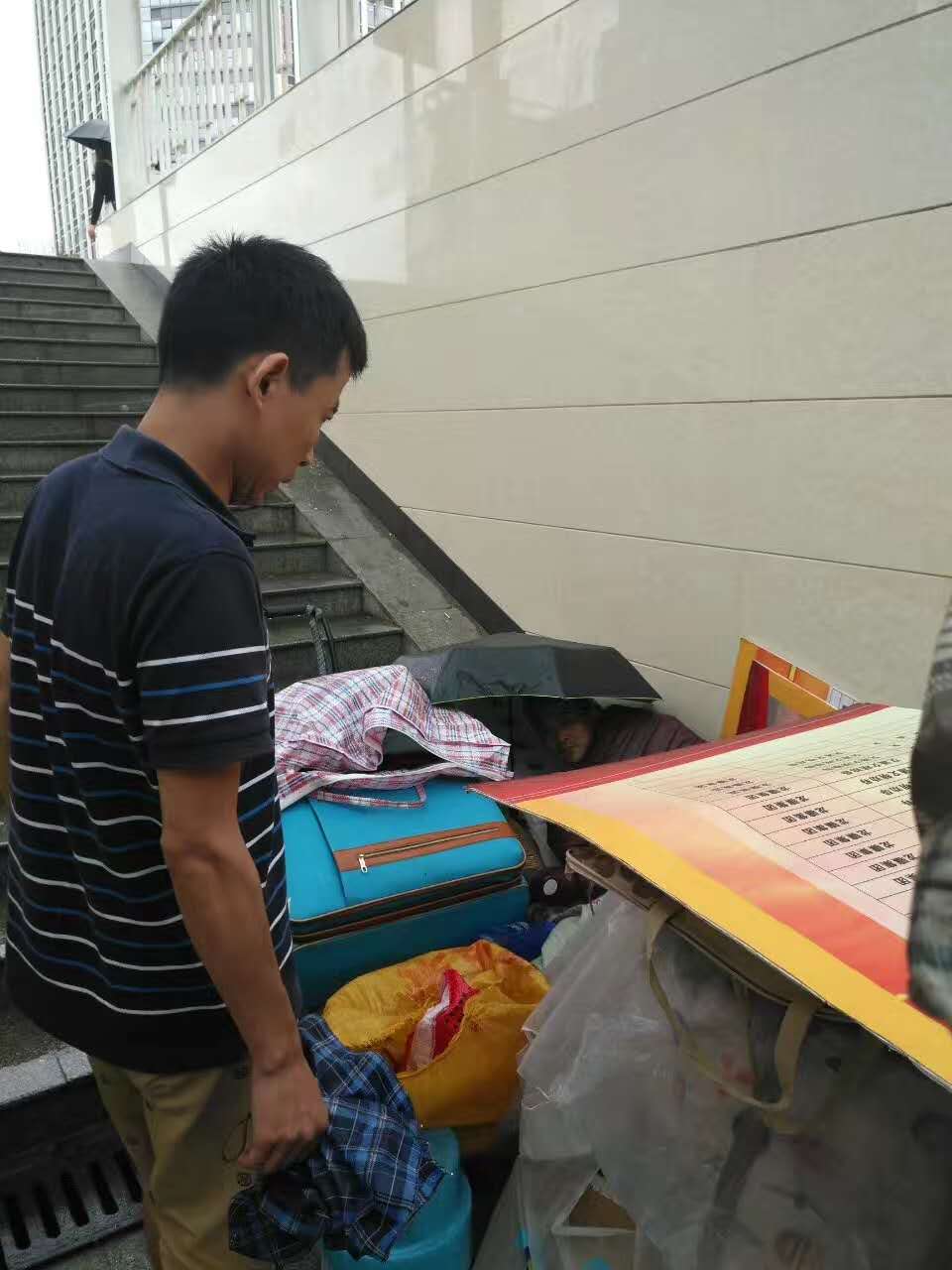 工作人员对汛期危险区域的流浪人员进行劝离、救助。长沙晚报通讯员 何丹 供图