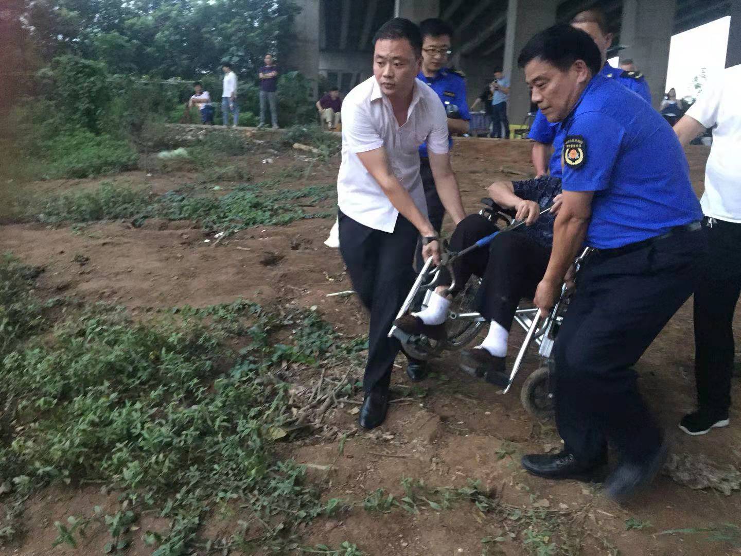按照“先老弱病残幼、后青壮年”的原则，铜官街道组织洲上群众有序撤离。均为长沙晚报通讯员 严春帆 摄