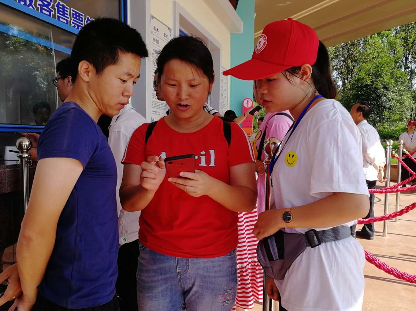 志愿者正在帮助游客进行网上购票。受访者供图