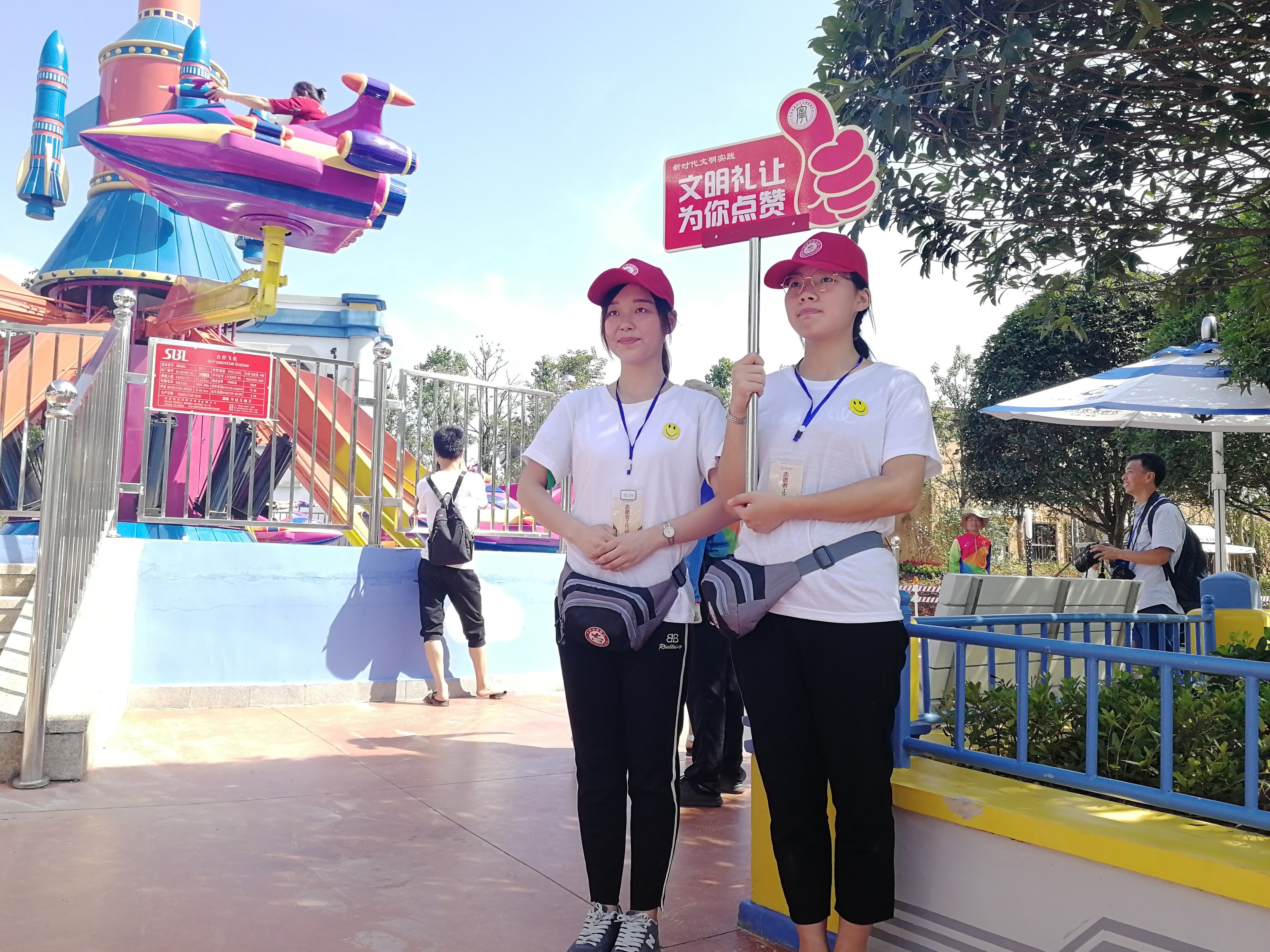 手举点赞牌的志愿者，成为长沙方特一道靓丽风景。长沙晚报全媒体记者 张禹 通讯员 孙小芳 摄影报道