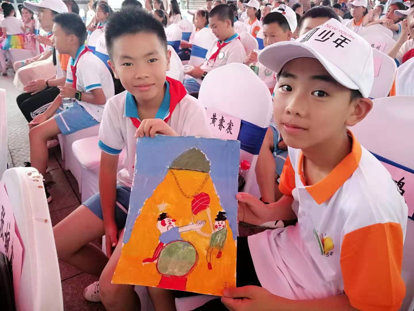 砂子塘湘天小学的学生与山里小伙伴结对，并送上别致礼物。长沙晚报全媒体记者 胡媛媛 摄