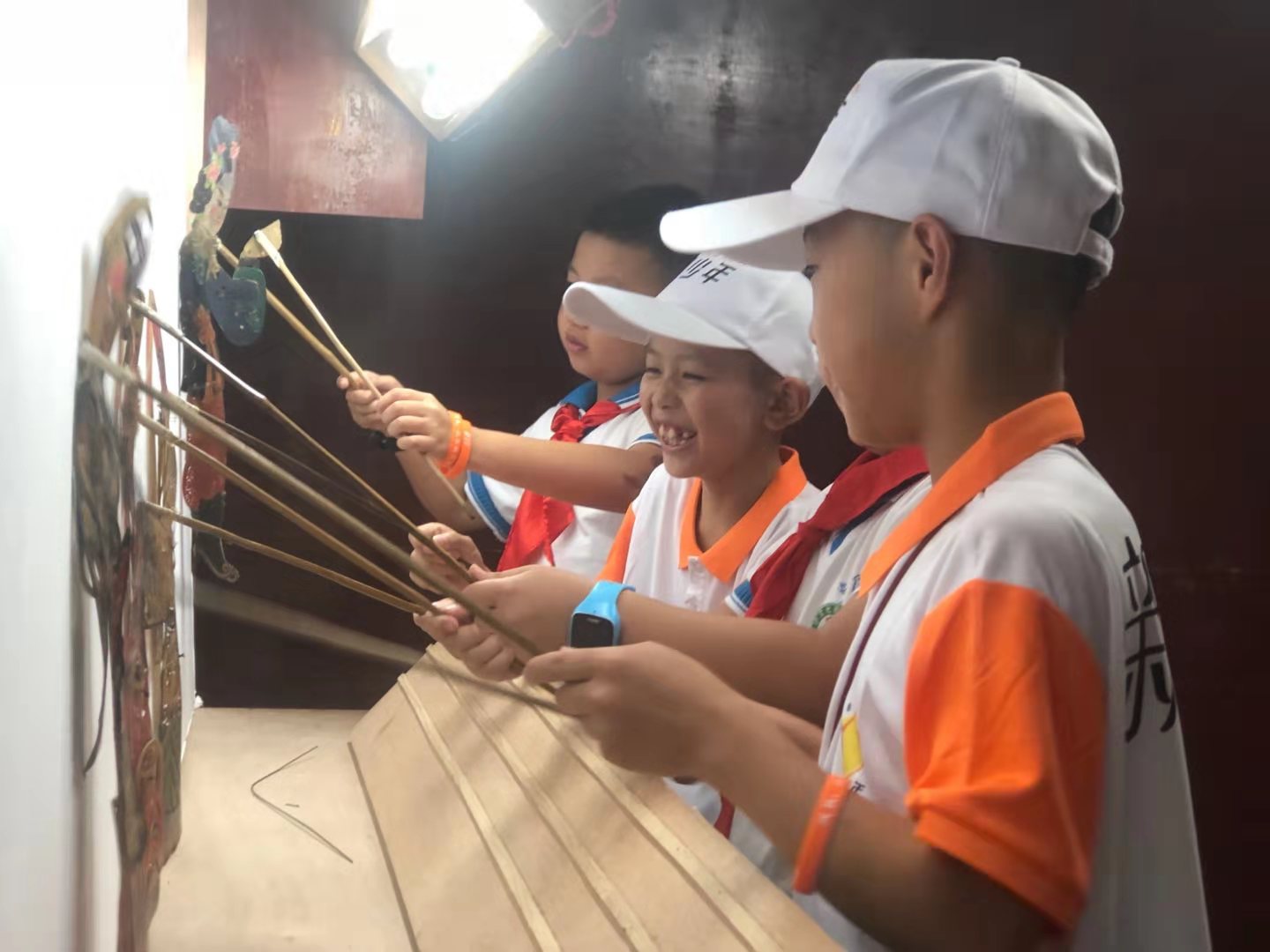 雨花非遗馆内，孩子们开心玩皮影。  长沙晚报通讯员   邹锋 摄