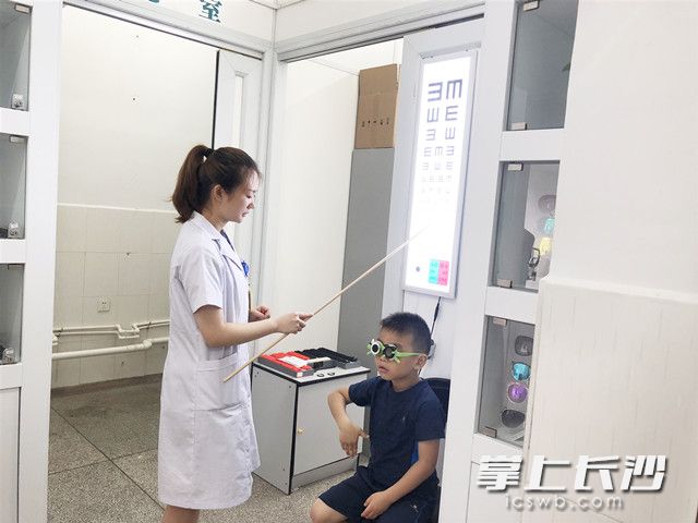 每年暑假，医院眼视光中心总是迎来配镜高峰，暑假已经成为青少年近视高发期，因为孩子们的眼睛比平时还劳累。 医院供图