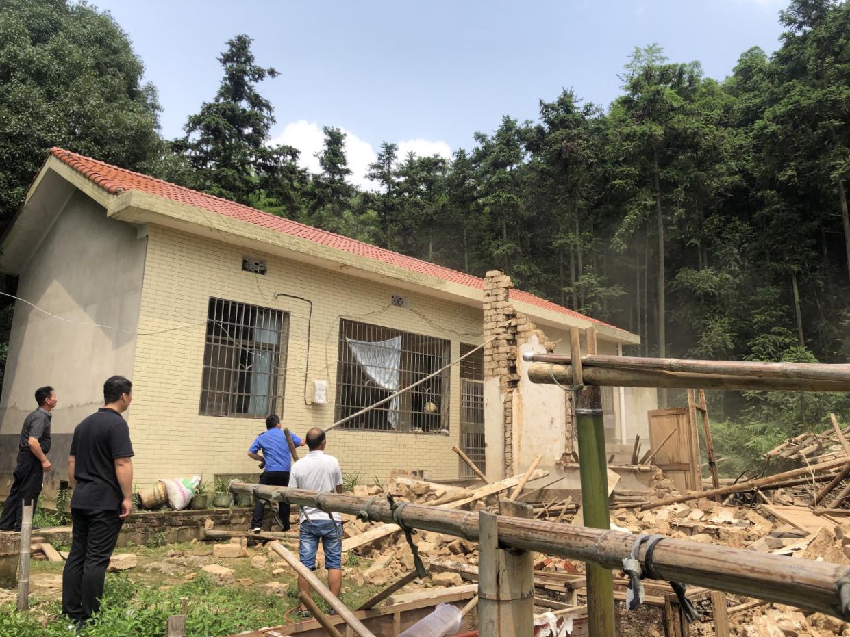 危房倒地让周边居民如释重负。长沙晚报通讯员 章迎春 供图 危房倒地让周边居民如释重负。长沙晚报通讯员 章迎春 供图