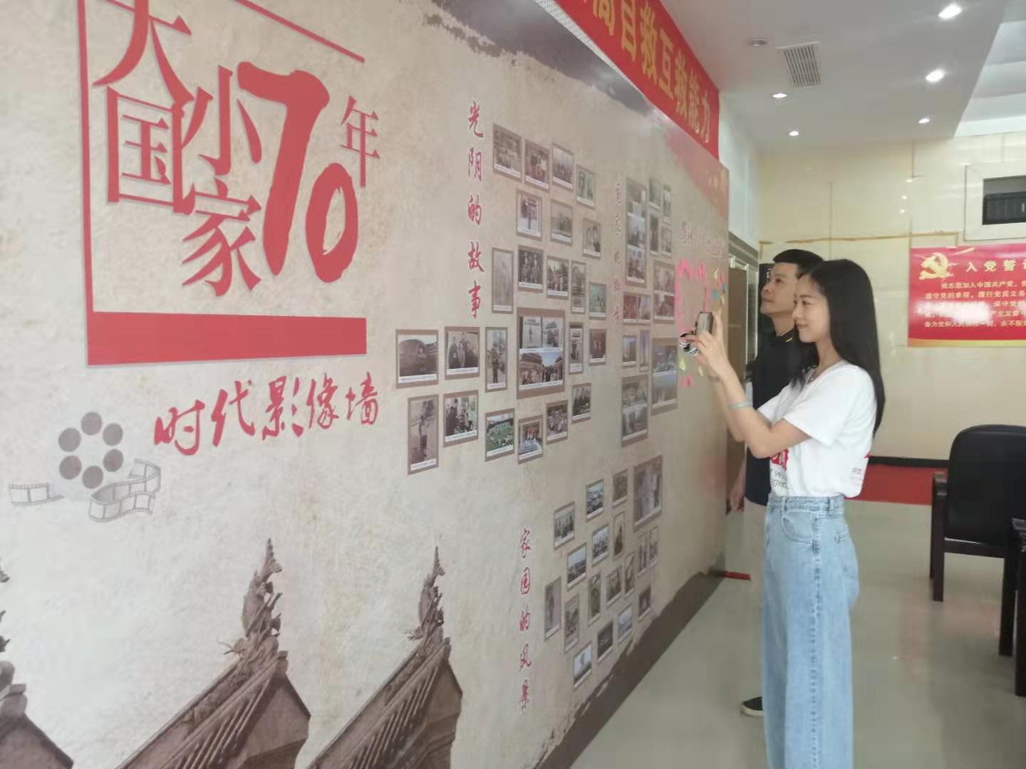“时光影像墙”唤起许多居民的回忆。  长沙晚报全媒体记者  胡媛媛 摄