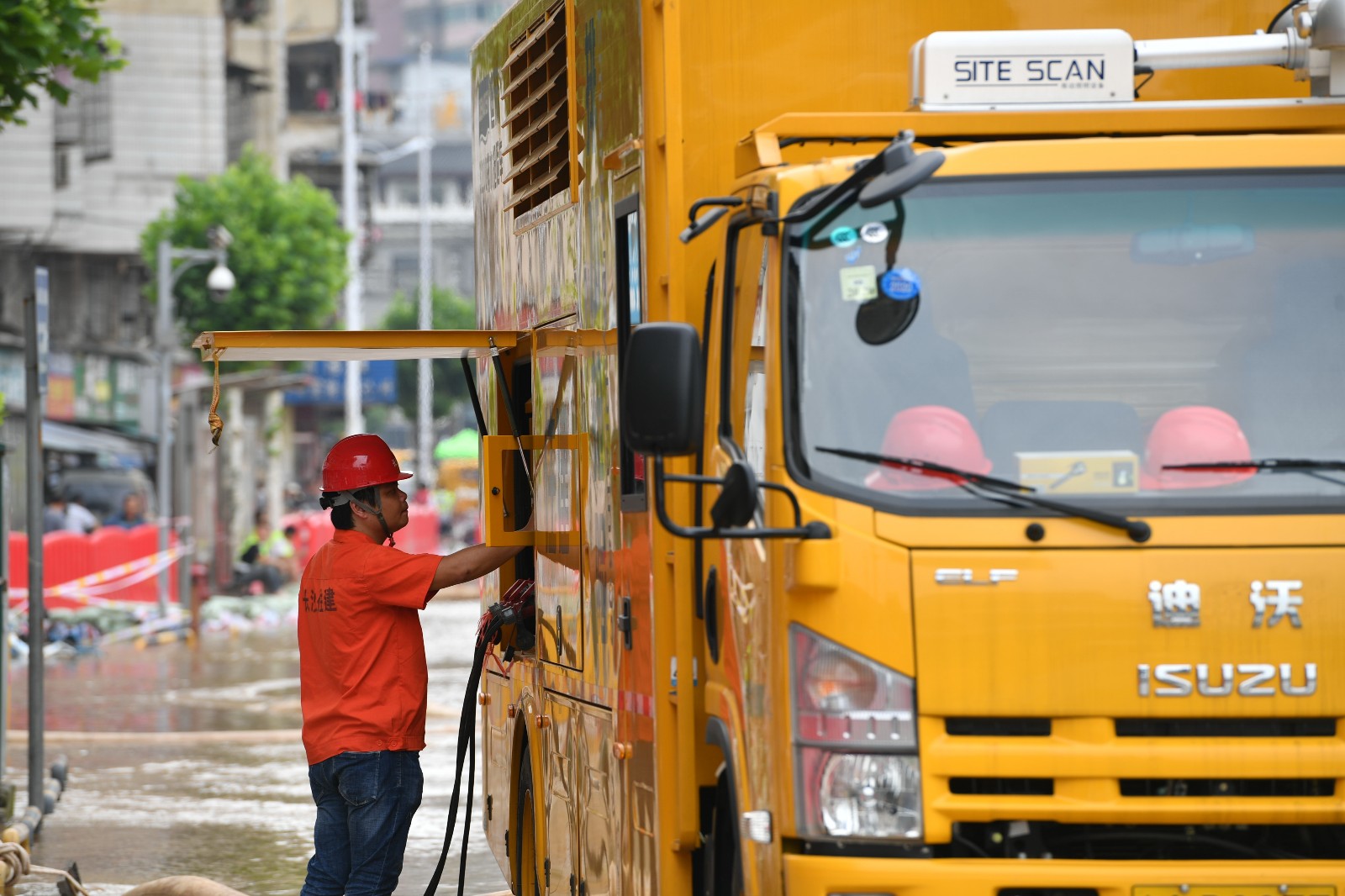 今日中午，在天心区西湖路积水点，市排水中心应急抢险队队员刘卓正在检查移动泵车运行情况。