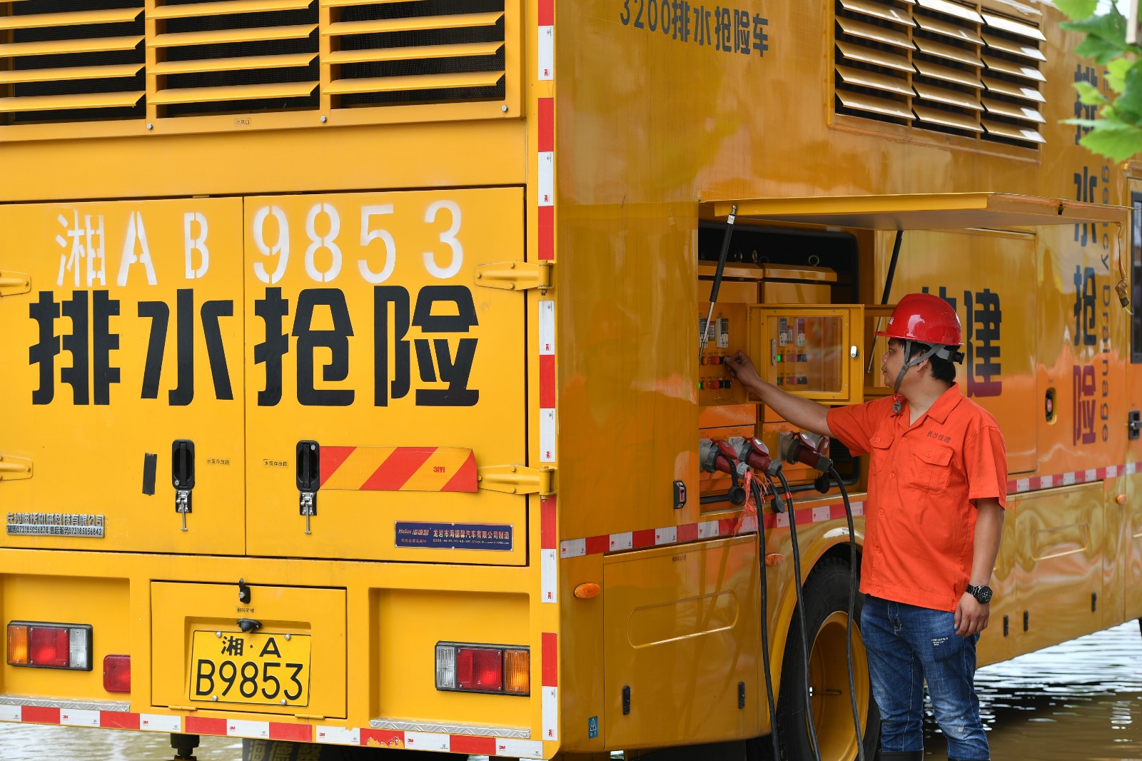 刘卓正在排水现场检查移动泵车运转情况。均为长沙晚报全媒体记者 王志伟 摄