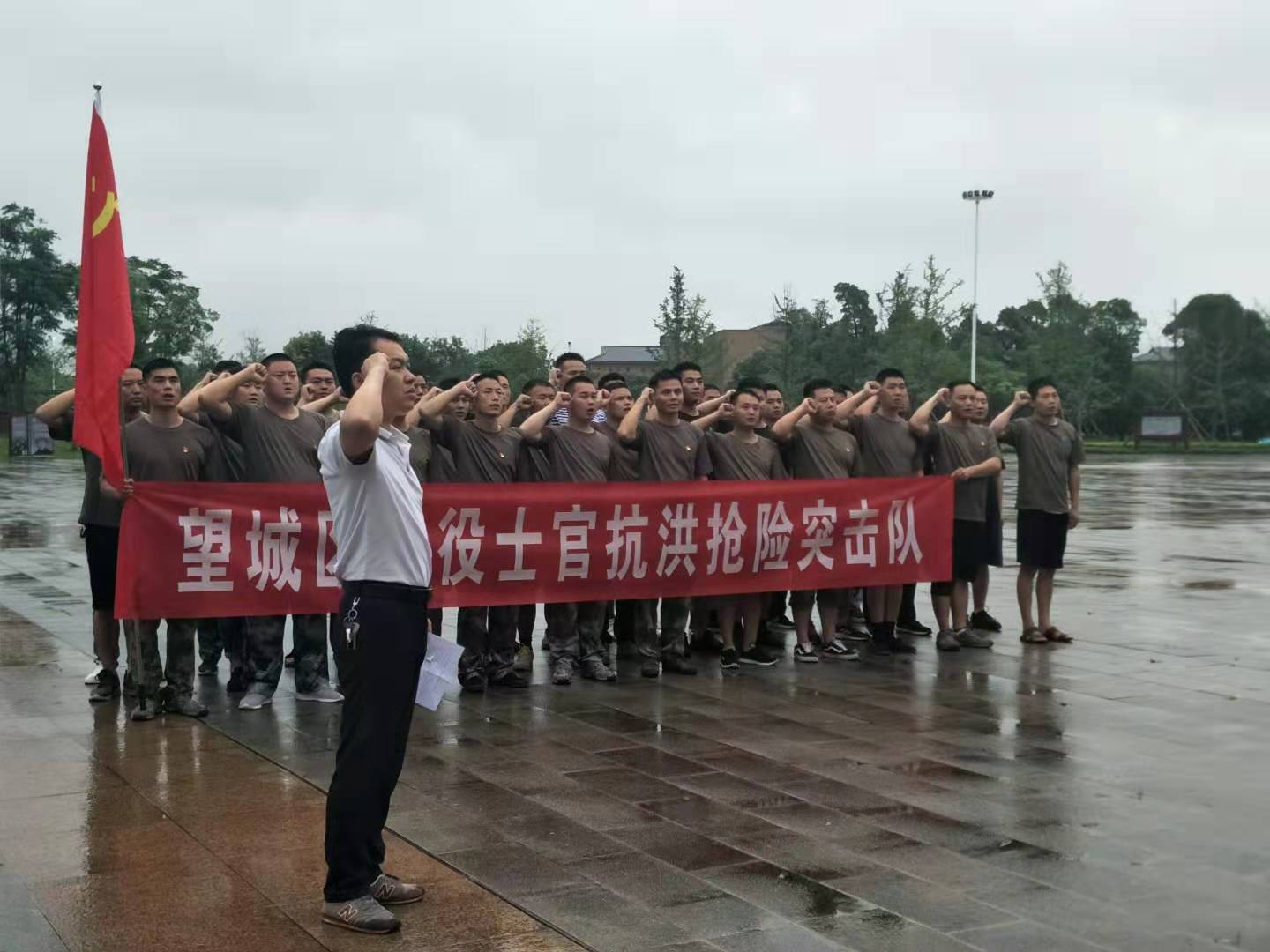 望城区举行退役转业军人抗洪抢险动员会议，32名退役军人代表志愿组成抗洪抢险突击队，并当场庄严宣誓。长沙晚报通讯员 黄玲 摄