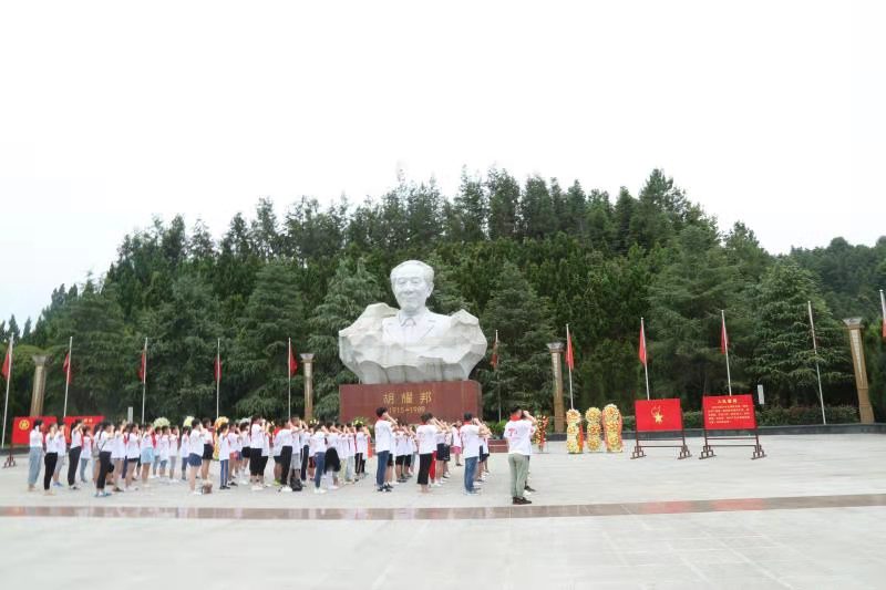 小骨干们在耀邦广场重温入队誓词。