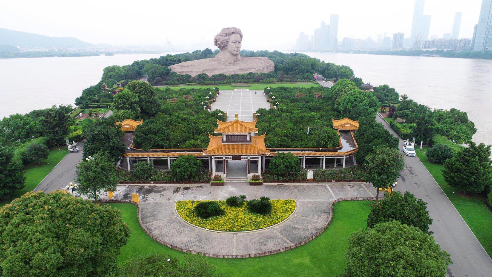 　  13日下午2时，长沙晚报全媒体记者航拍镜头中的橘子洲公园。随着湘江水位持续下降，景区管理、绿化、保洁等600余工作人员，有序进行步道等清淤消毒工作。目前，洲上道路已经恢复了往日的整洁。长沙晚报全媒体记者 余劭劼 摄