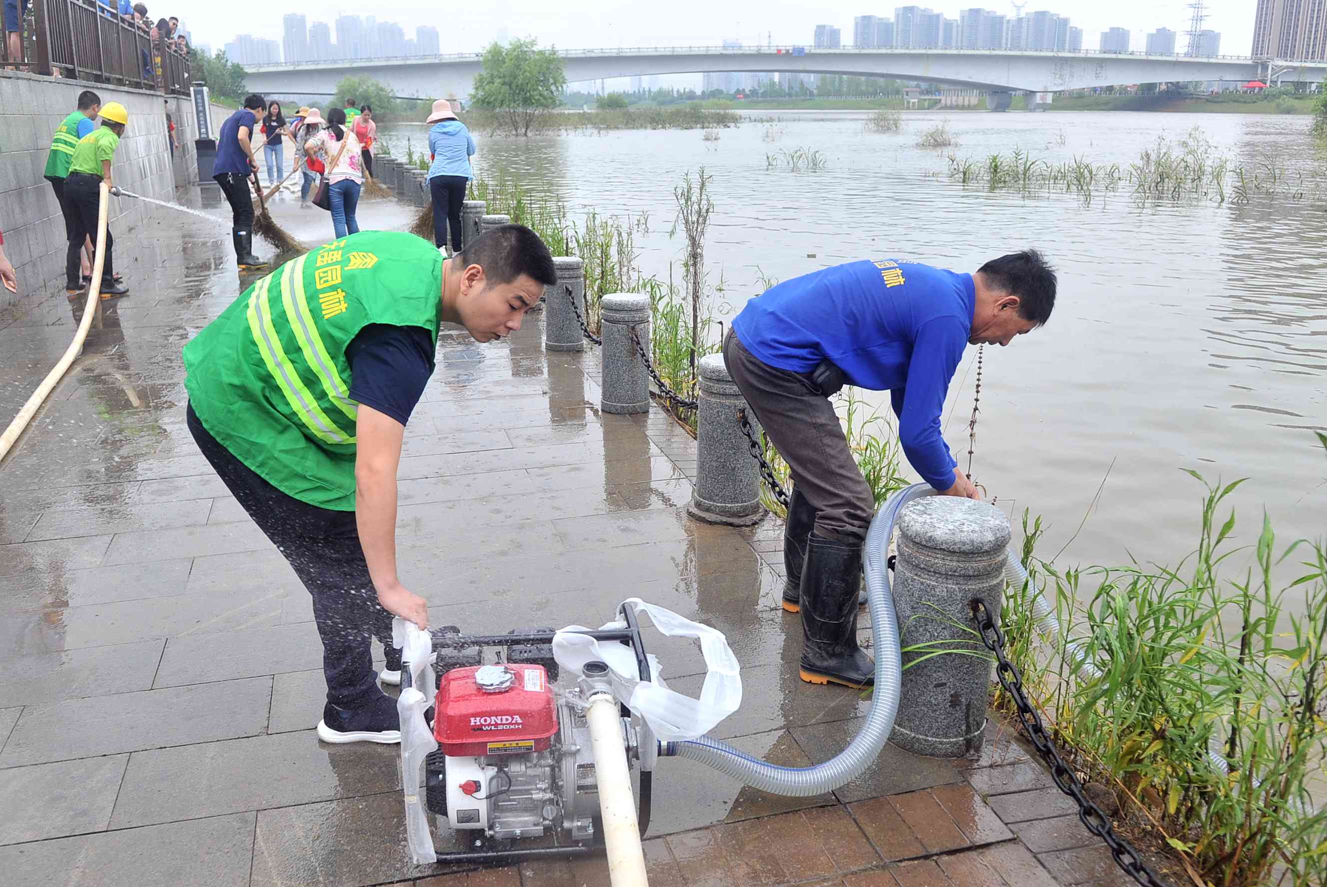 就地取水清洗路面淤泥。长沙晚报全媒体记者 贺文兵 摄
