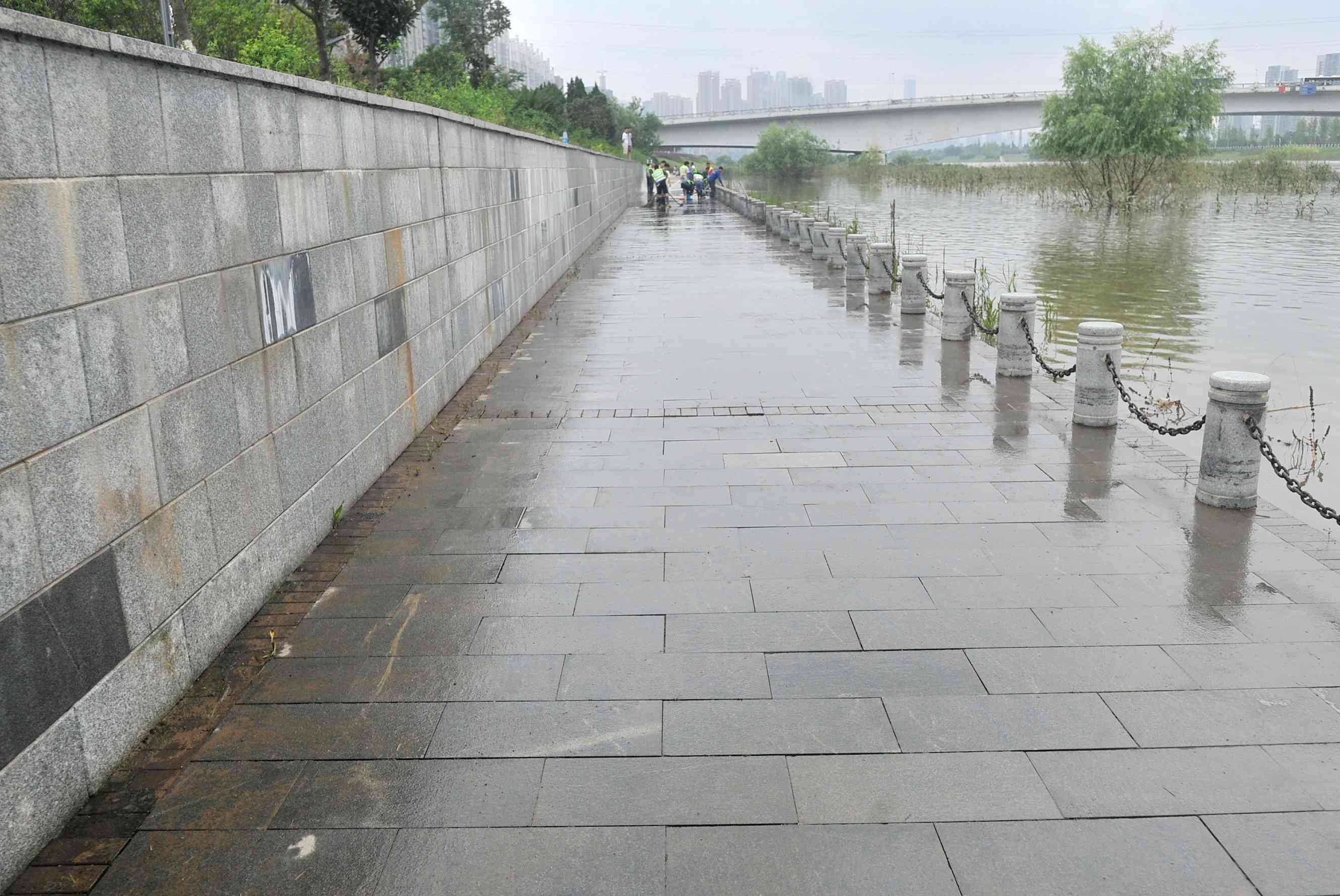 休闲步道清洗后。长沙晚报全媒体记者 贺文兵 摄