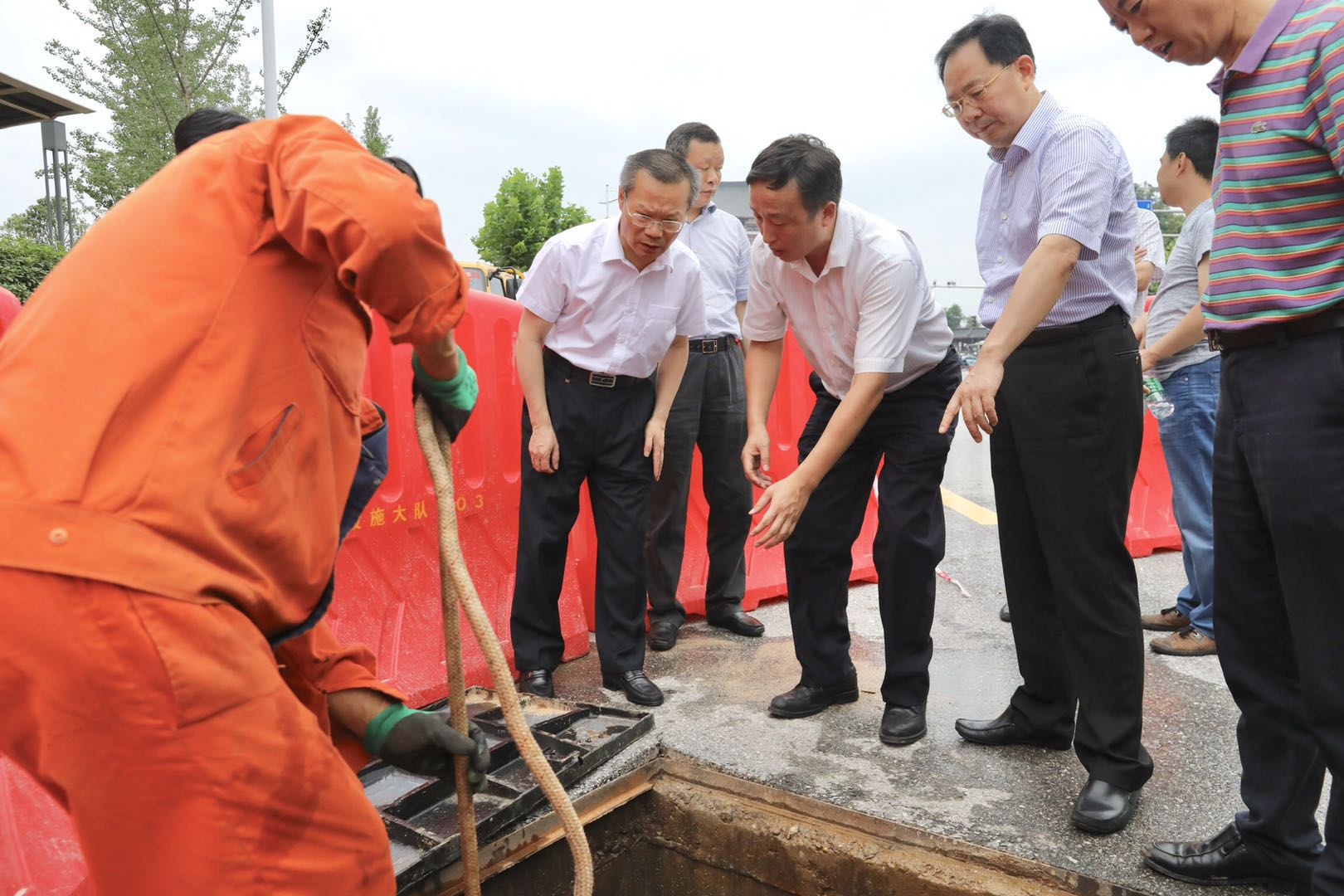 今日,胡忠雄现场督查防汛抗灾工作。图片均由 刘书勤 摄 今日,胡忠雄现场督查防汛抗灾工作。图片均由 刘书勤 摄
