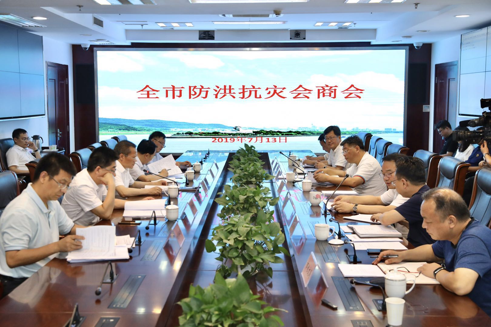 会商会上,胡忠雄听取了全市雨情、水情、汛情及防汛抗灾工作情况汇报。 会商会上,胡忠雄听取了全市雨情、水情、汛情及防汛抗灾工作情况汇报。