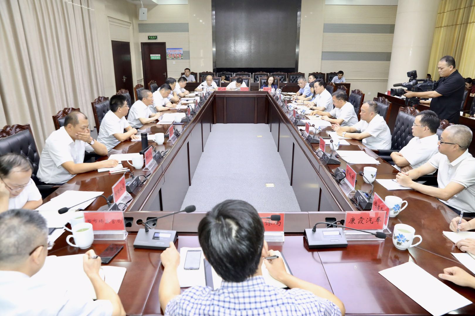 胡忠雄充分肯定前阶段减税降费工作有高度、有力度、有温度、有效度。