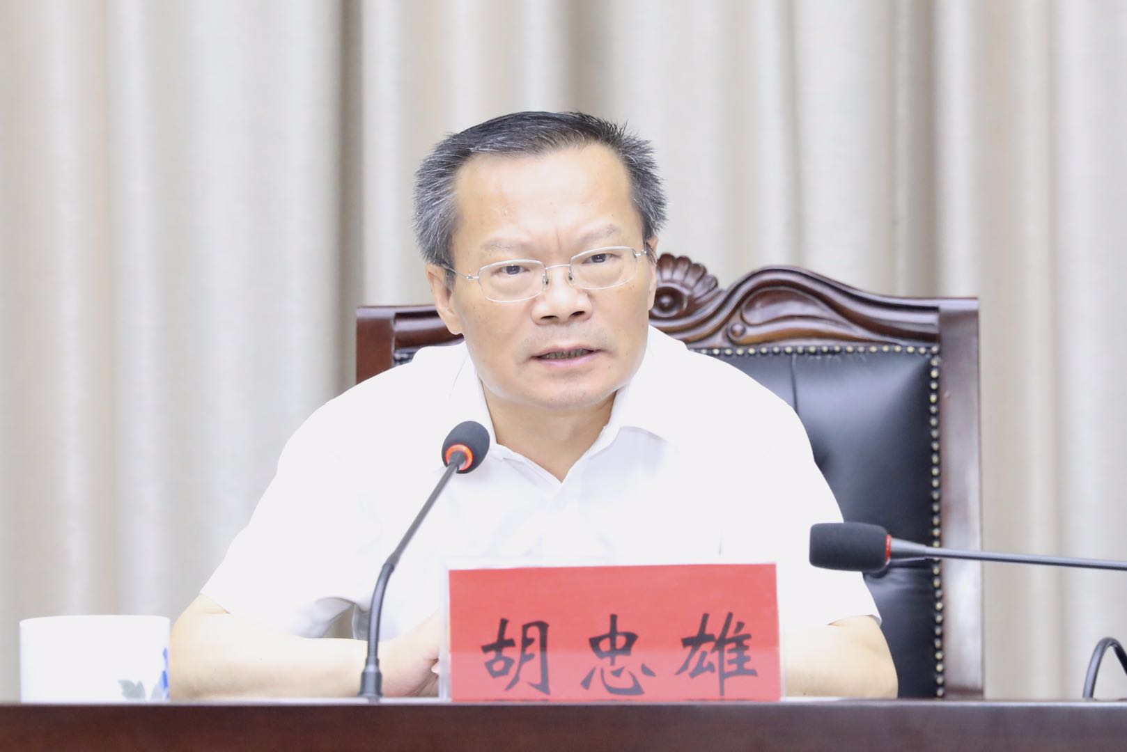 胡忠雄强调，要不折不扣落实减税降费政策，真心实意支持企业发展。