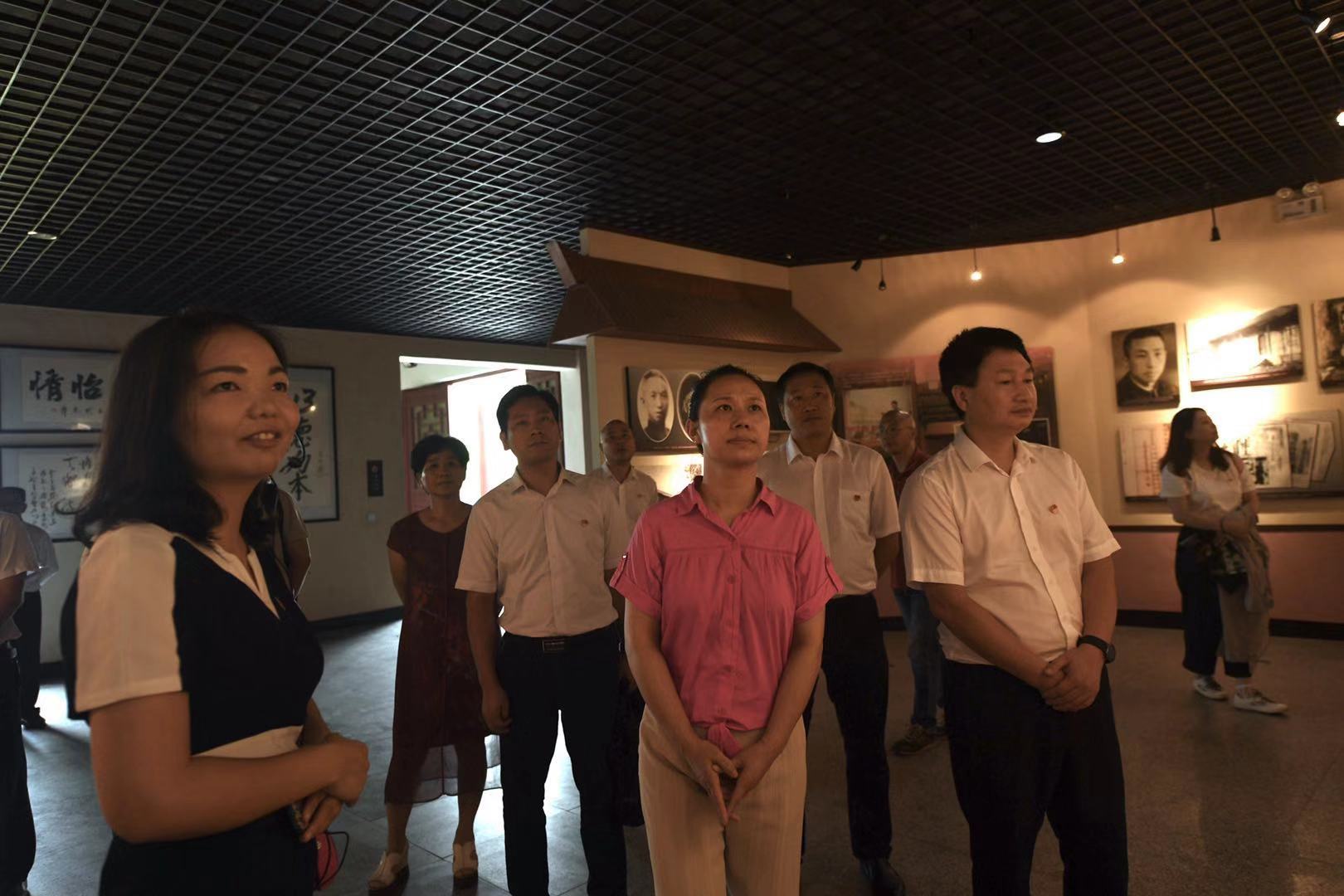 道官冲所在的上洪村，湘鄂赣苏维埃政府驻地旧址、毛泽东遇险旧址、革命烈士李白故居、王首道故居等红色旅游景点掩映在青山绿水之中。图为党员们在王首道生平事迹陈列室参观。